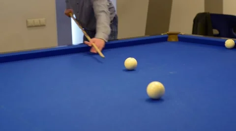 Playing Eight-ball pool billiards 库存影片 62634603