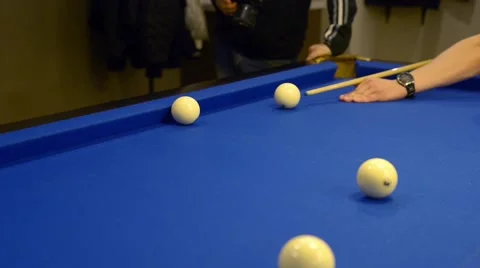 Playing Eight-ball pool billiards 库存影片 62635109