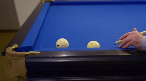 Playing Eight-ball pool billiards 库存影片 62635140