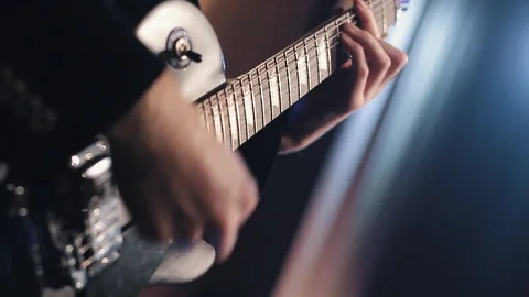 Playing on the electric guitar in slow motion Video stock 88397970