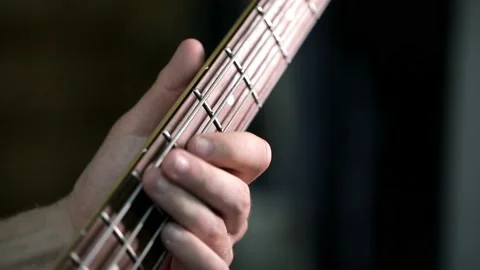 Playing the electro guitar. Macro shooting of the guitar strings and fingers Vídeo Stock 142879270