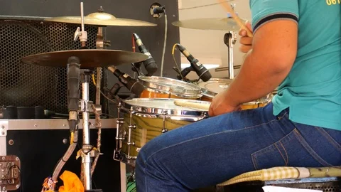 Playing electronic musical instruments. Stock-Footage 120717346