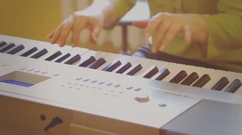 Playing an electronic piano Video stock 62925286