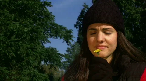 Playing with flowers Vídeo Stock 460781