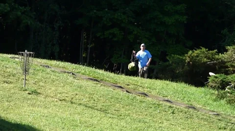Playing frisbee golf Video stock 39533191