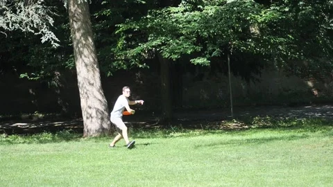 Playing with frisby Vídeos de archivo 132399925