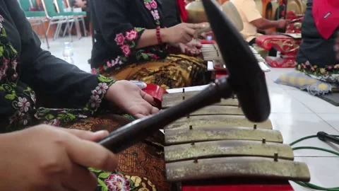 Playing gamelan. Video stock 169679694