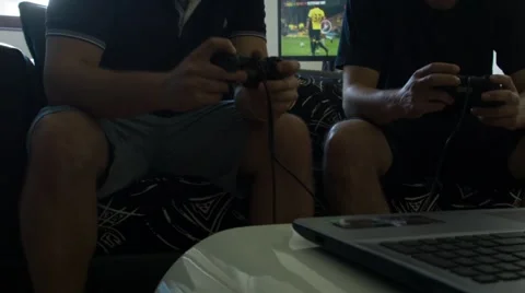 Playing games win and loose reaction 動画素材 68032306