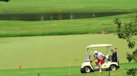 Playing golf 库存影片 25423603