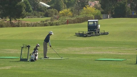 Playing golf in the Nevada desert Видео 116339331