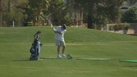 Playing golf in the Nevada desert Видео 116339345