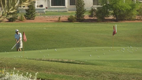 Playing golf in the Nevada desert Видео 116339399