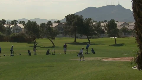 Playing golf in the Nevada desert Видео 116339426