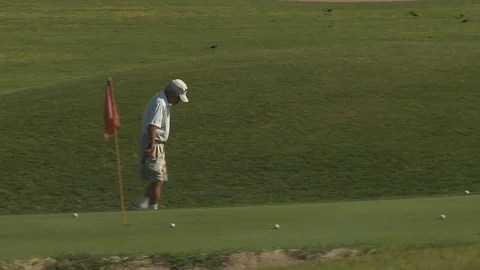 Playing golf in the Nevada desert Видео 116339450