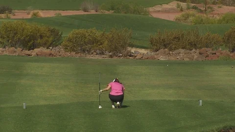 Playing golf in the Nevada desert Видео 116339541