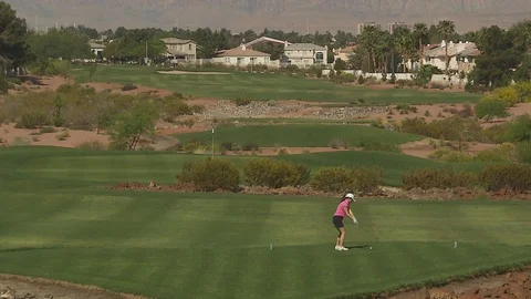 Playing golf in the Nevada desert Видео 116339562