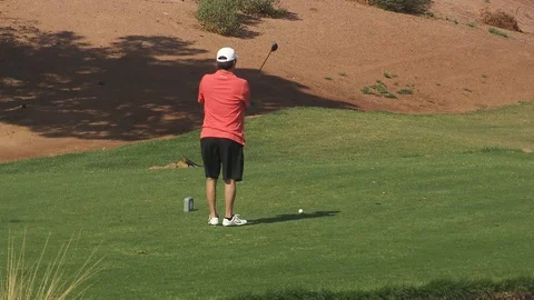 Playing golf in the Nevada desert Видео 116339644