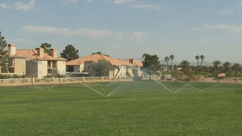 Playing golf in the Nevada desert Видео 116340411