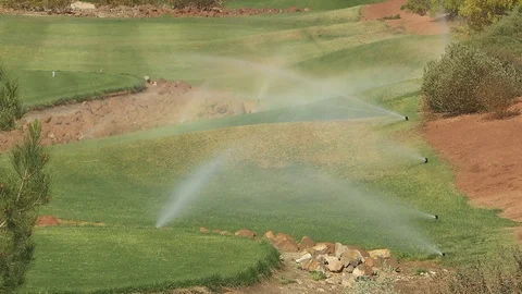 Playing golf in the Nevada desert Видео 116340442