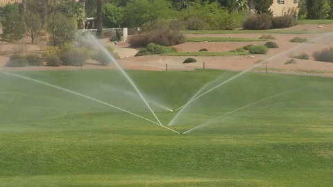 Playing golf in the Nevada desert Видео 116340472