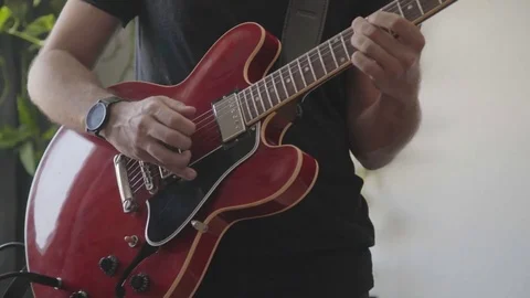 Playing the guitar 動画素材 84792112