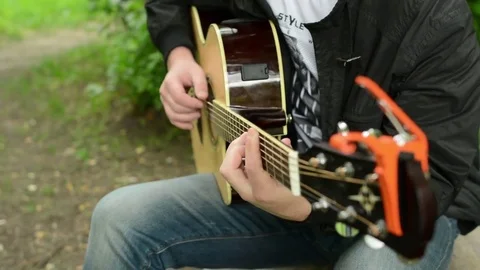 Playing guitar in the Park 動画素材 76623582