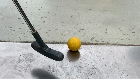 Playing mini golf outdoors in a small club Video stock 115324796
