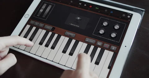 Playing music on electronic piano application on a digital touchscreen tablet de Stock Footage 131628532