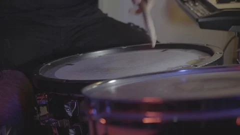 Playing music rithmic on drum Stockbeeldmateriaal 129098169
