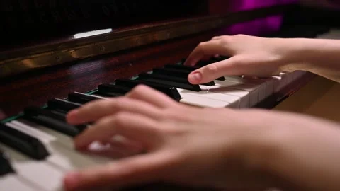 Playing a musical instrument. Vídeo Stock 262970017