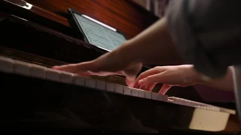 Playing a musical instrument. Reading notes from an electronic tablet. Vídeo Stock 262969870