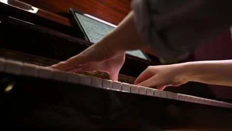 Playing a musical instrument. Reading notes from an electronic tablet. Vídeo Stock 262969963