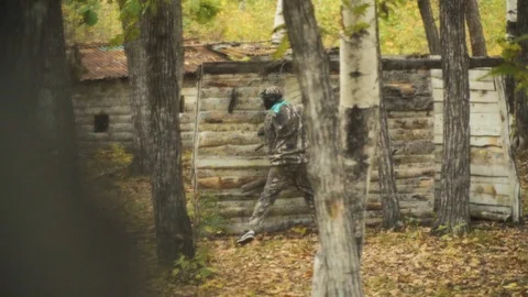Playing paintball in the Woods Video stock 93334127