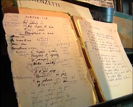 Playing on a piano 库存影片 944308