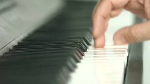 Playing on piano keyboard Vídeo Stock 107383363
