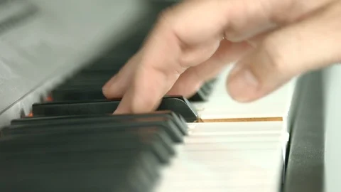 Playing on piano keyboard Vídeo Stock 107383650