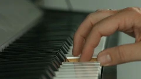 Playing on piano keyboard Vídeo Stock 107383937