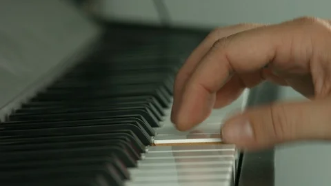 Playing on piano keyboard Vídeo Stock 107384668