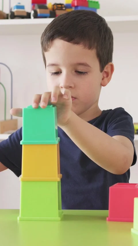 Playing with plastic blocks 動画素材 333908705