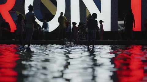 Playing at the pool in Nathan Phillips Square Vídeo Stock 217964014