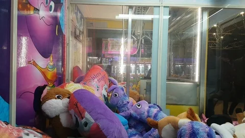 Playing with a puppet machine 스톡 동영상 124172824