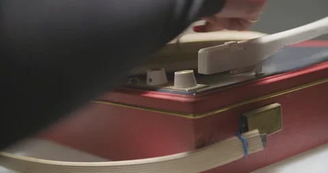 Playing a record on a record player - turntable Stockbeeldmateriaal 92908660