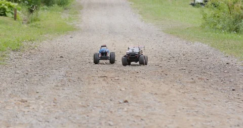 Playing with Remote Control Monster Trucks on Dirt Road Vidéo 111983151