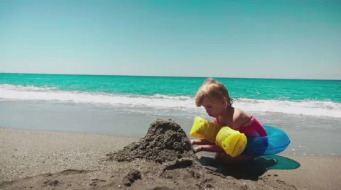Playing with Sand and Waves on The Beach on a Summer Day Vidéo 60382778