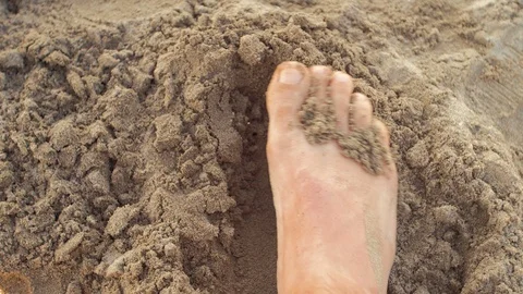 Playing with sand Vídeos de archivo 91050800