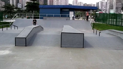 Playing skate 動画素材 76975771