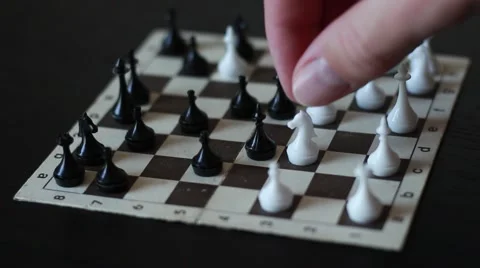 Playing small road chess 動画素材 65371501