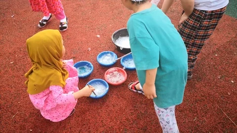 Playing soap bubbles Video stock 115782618