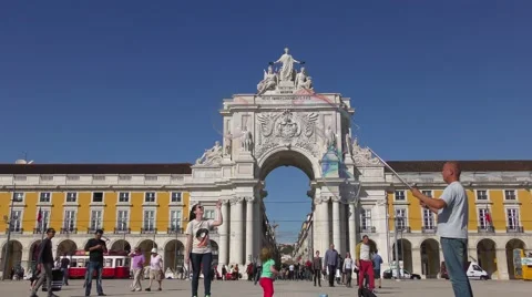 Playing with soap bubbles near Famous arch at the Praca do Comercio Видео 67892288