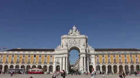 Playing with soap bubbles near Famous arch at the Praca do Comercio Видео 67892852
